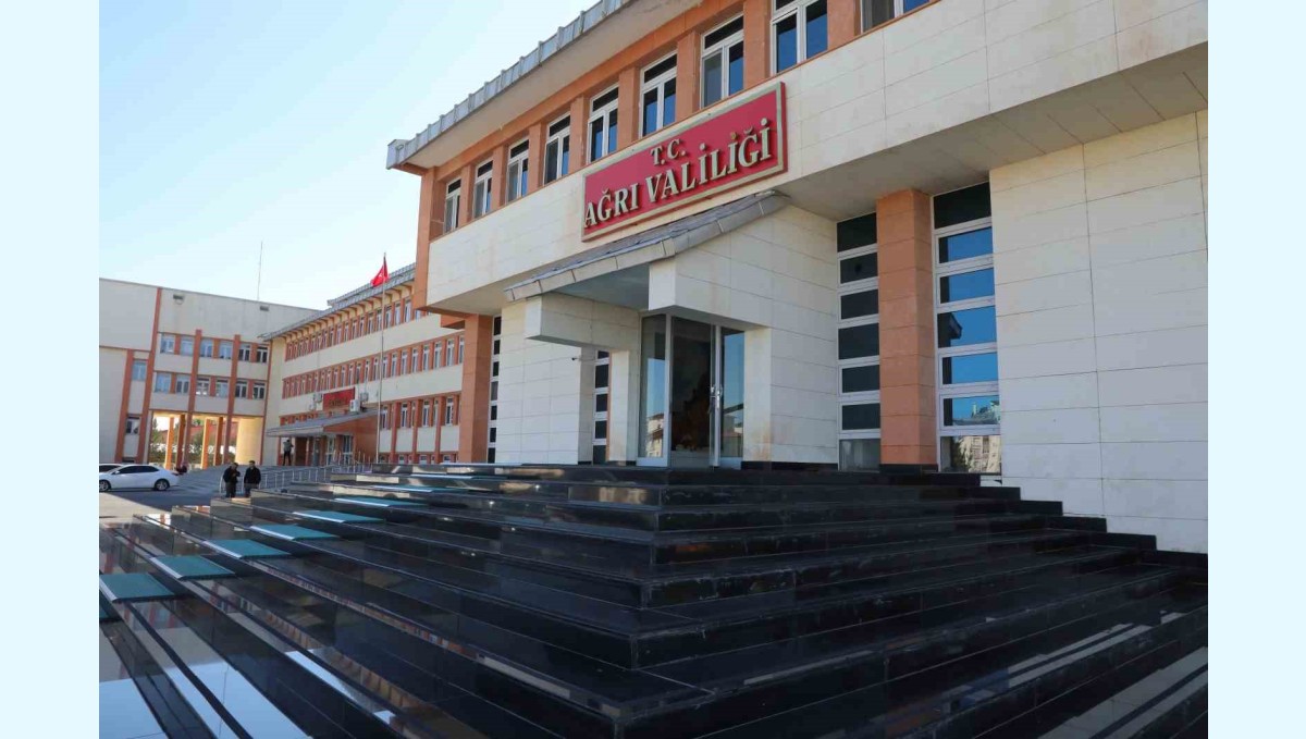 Ağrı Valiliği sürücüleri buzlanmaya karşı uyardı