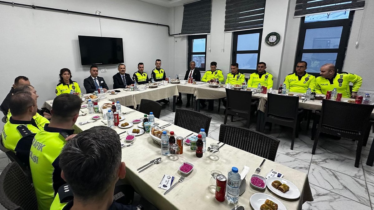 Ağrı Valisi Bozkurt, trafik polisleriyle iftarda bir araya geldi