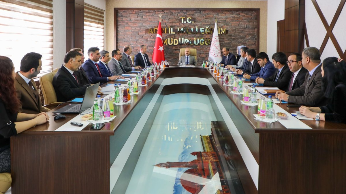 Ağrı Valisi Dr. Osman Varol Başkanlığında Eğitim ve Öğretim değerlendirme Toplantısı yapıldı