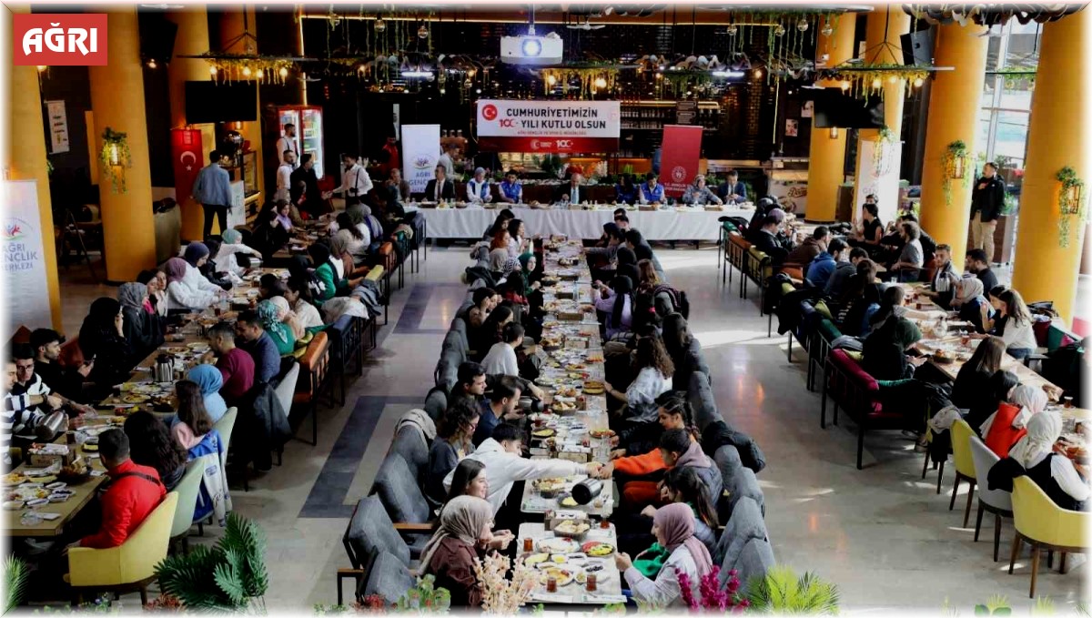 Ağrı Valisi Koç, Cumhuriyetin 100. yılında gençlerle bir araya geldi