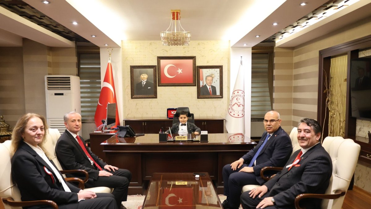 Ağrı Valisi Koç, koltuğunu minik öğrenciye devretti