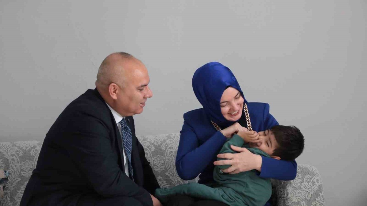 Ağrı Valisi Koç, özel gereksinimli çocuğu ziyaret etti