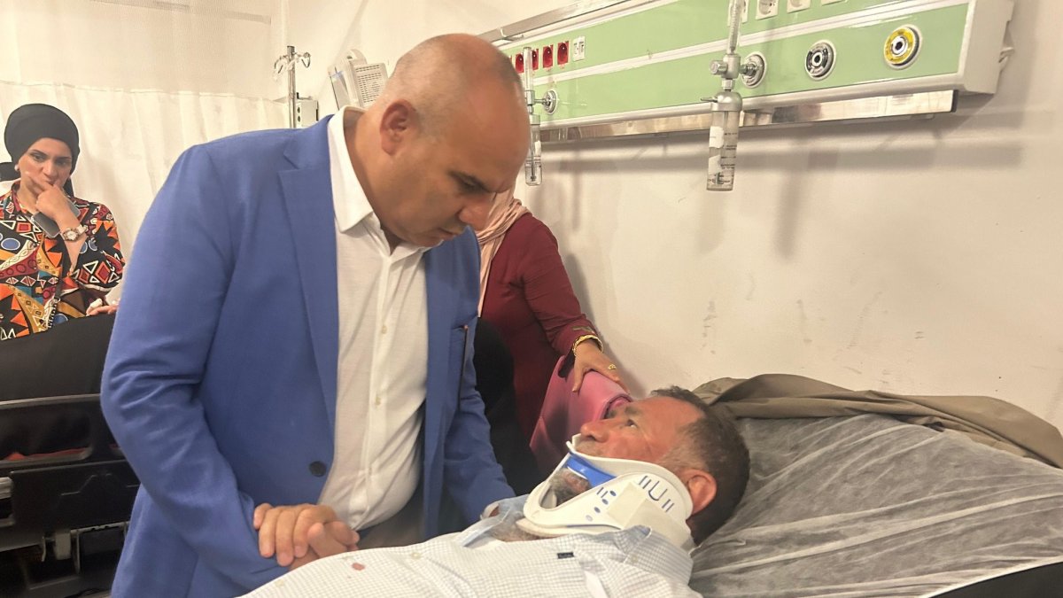 Ağrı Valisi Koç trafik kazasında yaralanan vatandaşları ziyaret etti