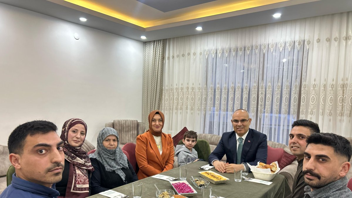 Ağrı Valisi Mustafa Koç, şehit annesi Makbule Doğan'ın iftar sofrasına konuk oldu
