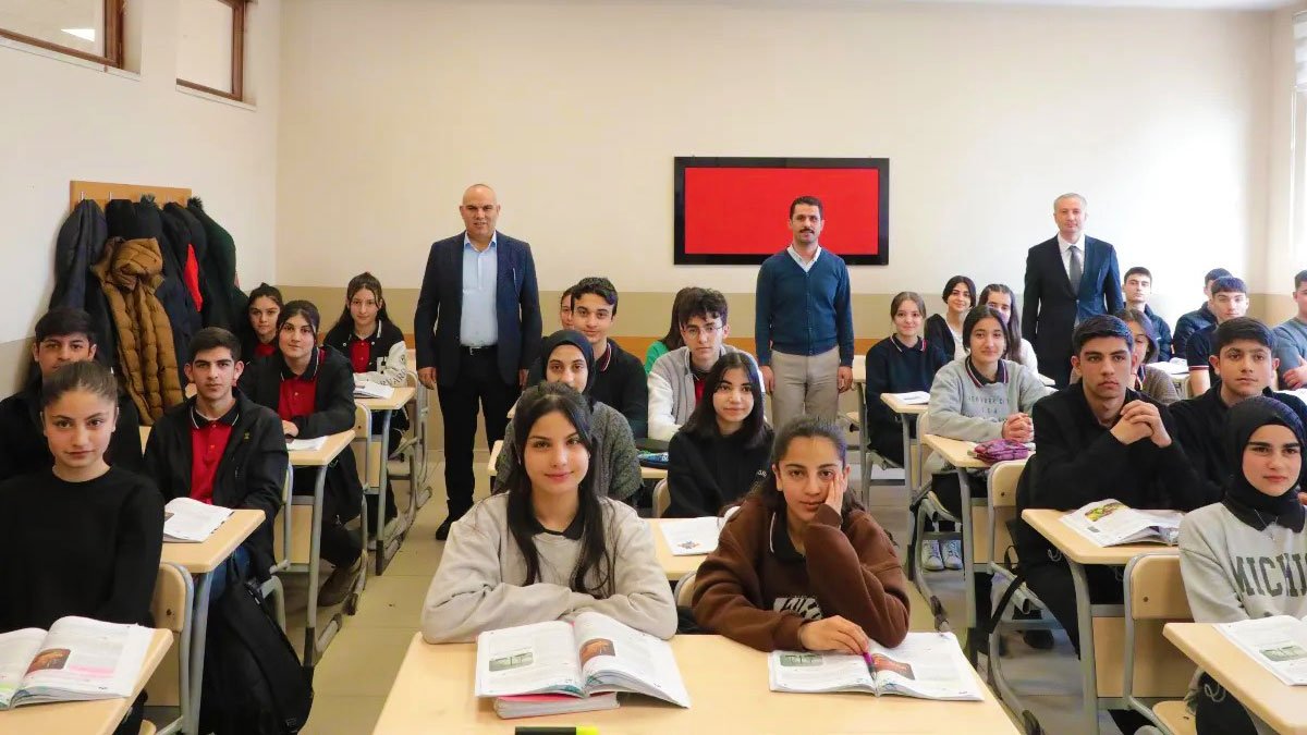 Ağrı Valisi Mustafa KOÇ'tan Naci Gökçe Anadolu Lisesi'ne Ziyaret