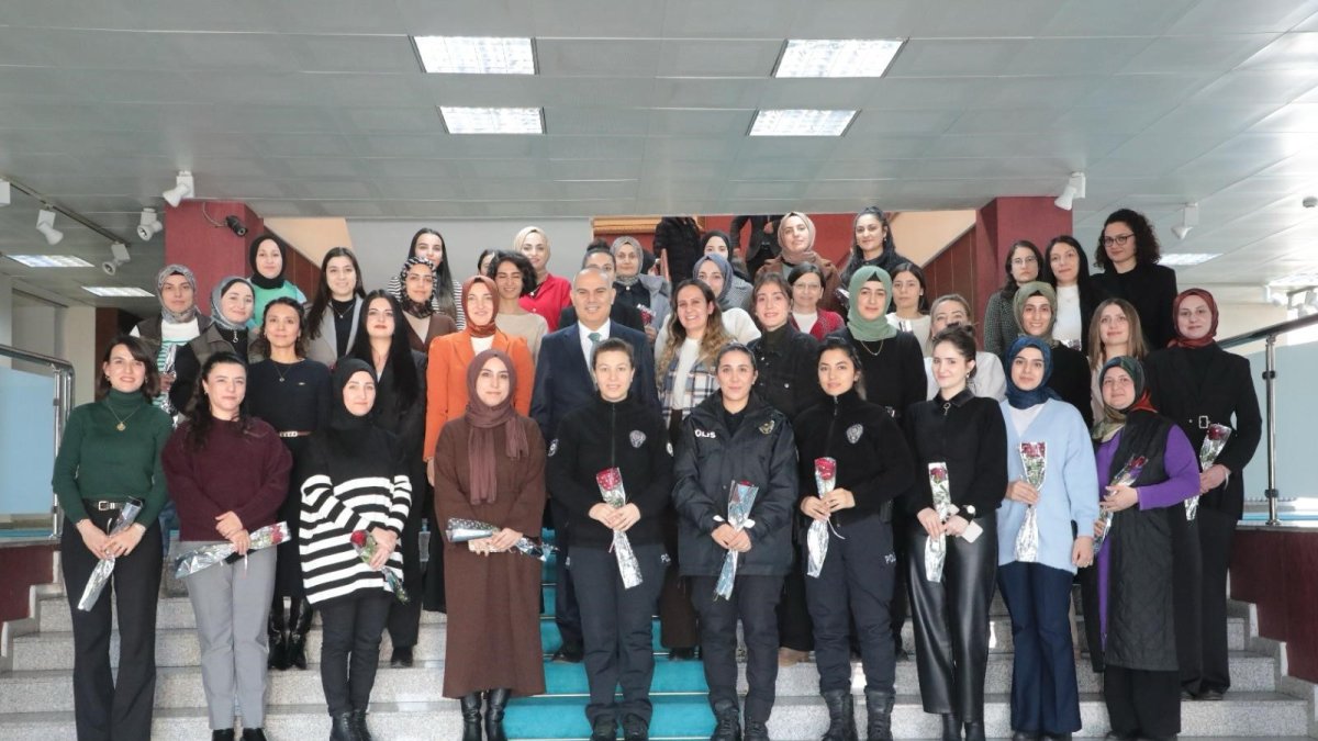 Ağrı Valisi Mustafa Koç ve eşi Neslihan Gül Koç'tan kadın personellere 8 Mart ziyareti