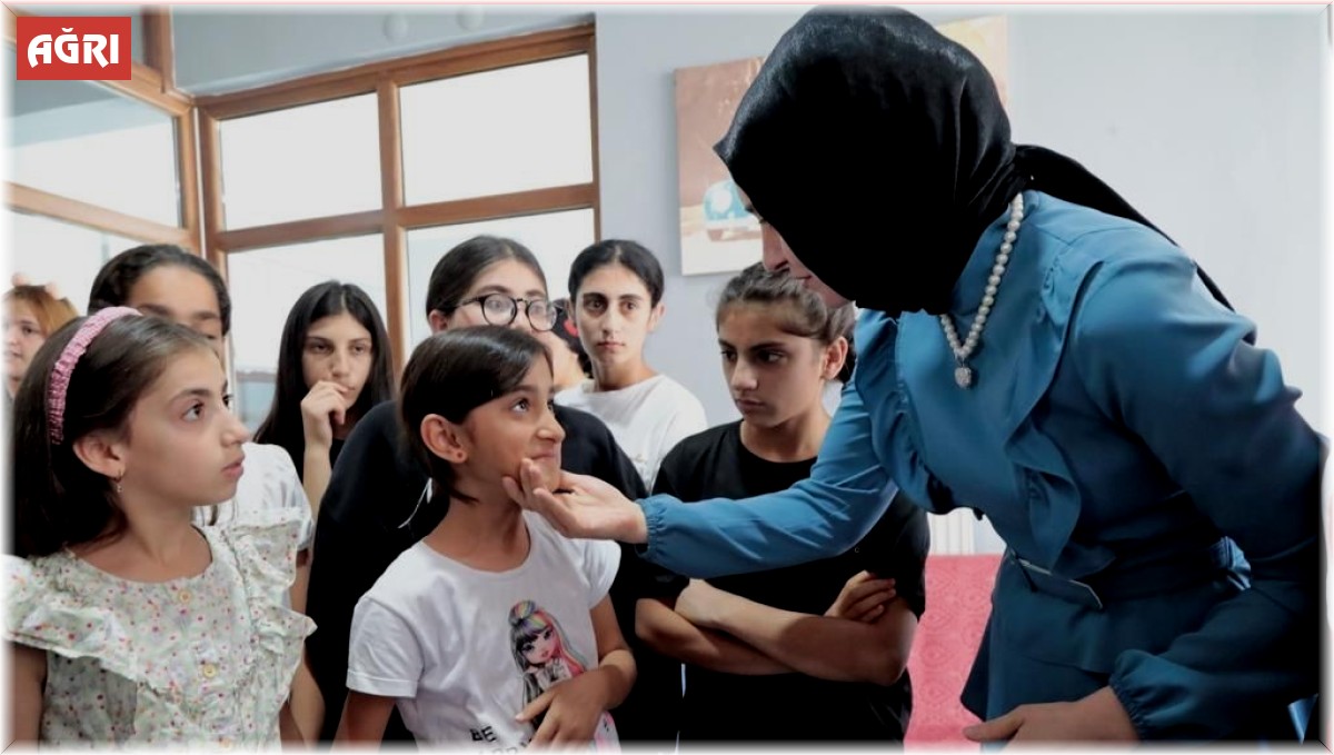 Ağrı Valisi'nin eşi, Çocukevleri Sitesi'nde çocuklarla buluştu