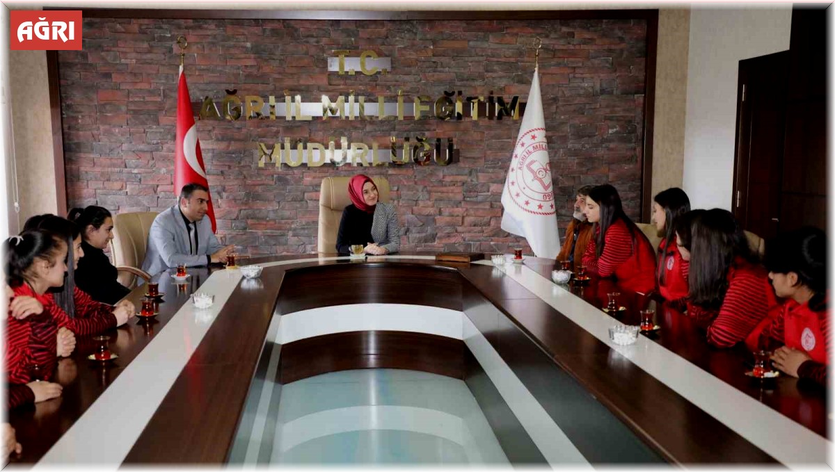 Ağrı Valisi'nin eşi Neslihan Gül Koç, kadın futbolcularla buluştu