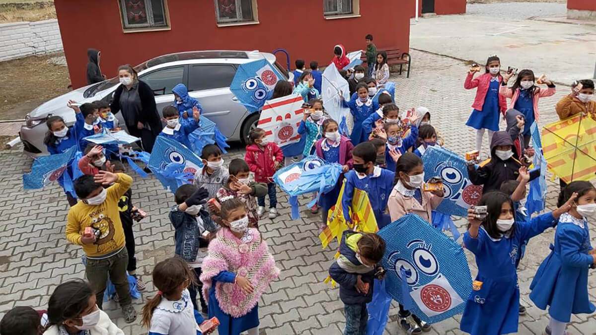 Ağrı Valisi Osman Varol öğrencilerin uçurtma isteğini yerine getirdi