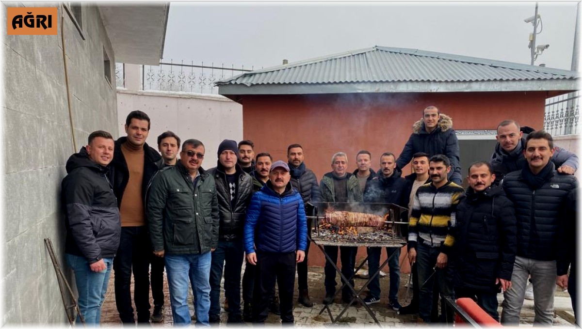 Ağrı Valisi Varol'dan korumalarına çağ kebabı keyfi