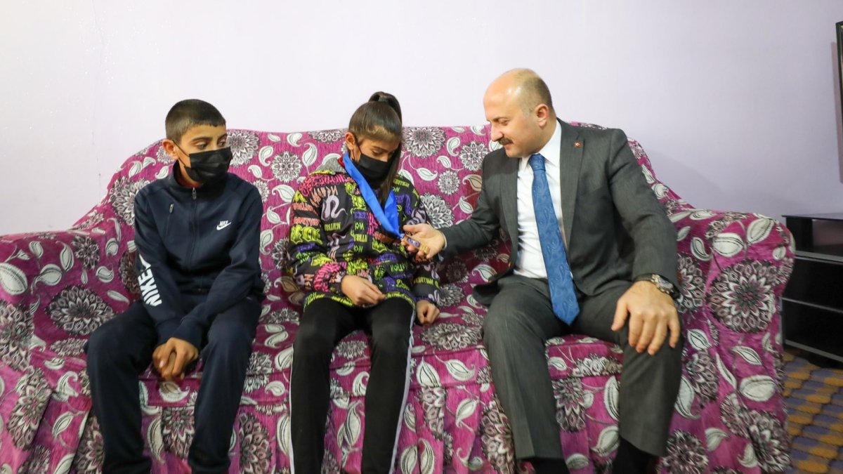 Ağrı Valisi Varol, milli güreşçi Birgül Şimşek'i evinde ziyaret etti