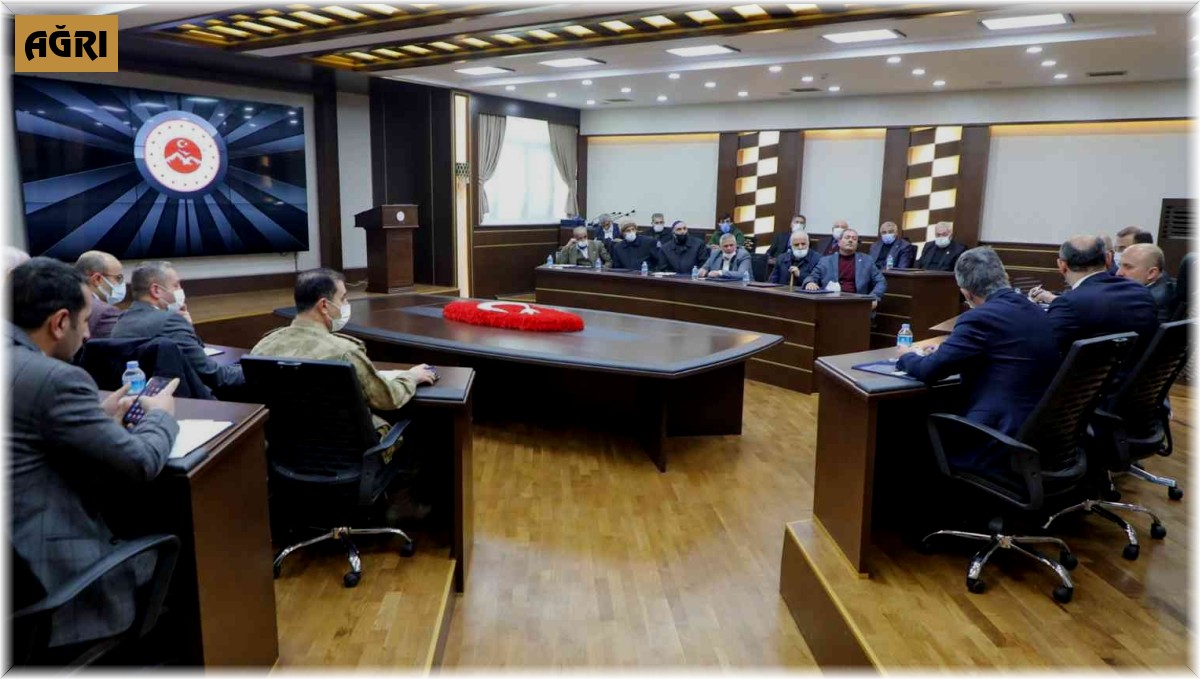 Ağrı Valisi Varol, muhtarlarla bir araya geldi