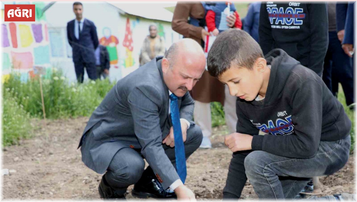 Ağrı Valisi Varol, öğrencilerle birlikte tohum ekimi gerçekleştirdi