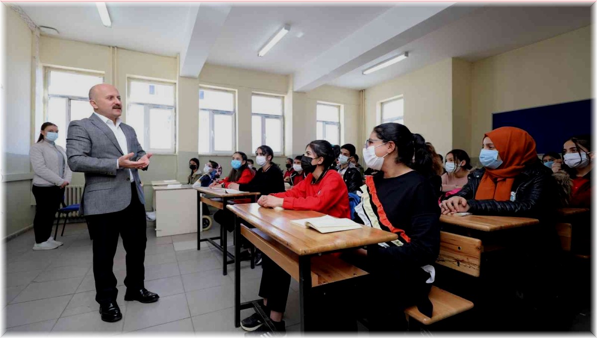 Ağrı Valisi Varol, Taşlıçay Anadolu Lisesini ziyaret etti