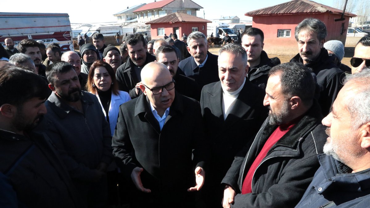 Ağrı Valisi ve Belediye Başkanı, Canlı Hayvan Borsasında Besicilerle Buluştu