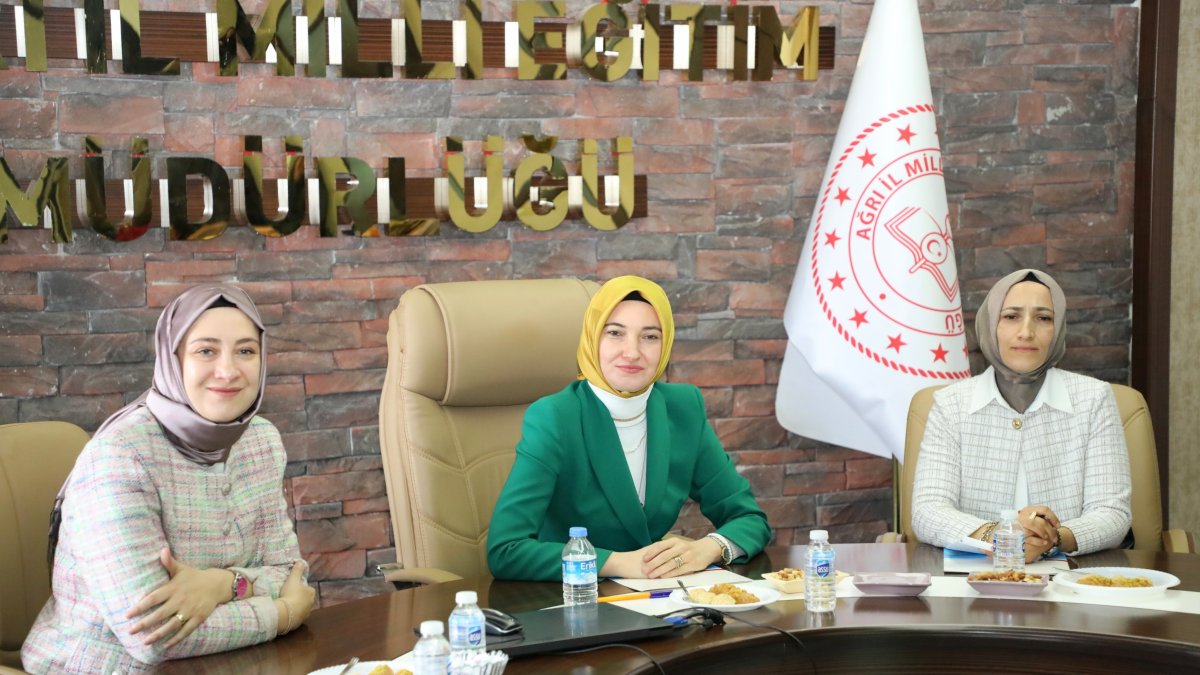 Ağrı Valisi ve eşi hayatlara dokunuyor