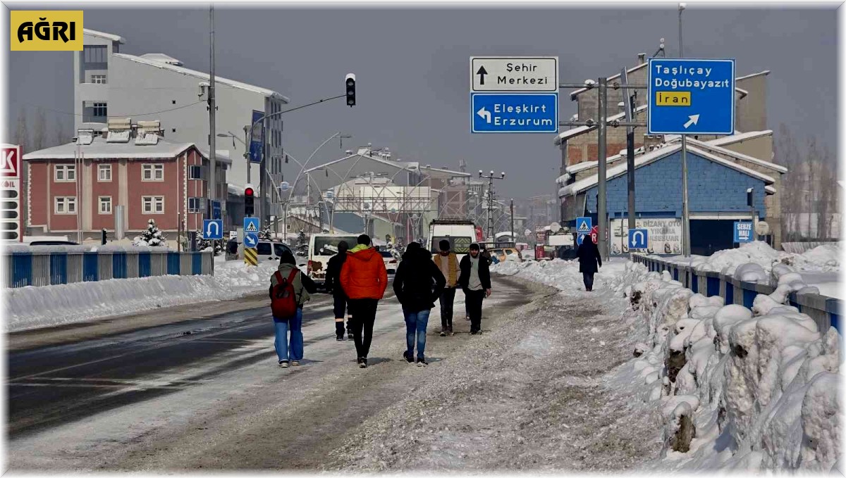 Ağrı yeniden beyaz örtüye büründü