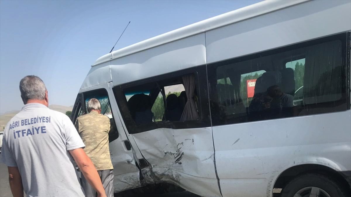 Ağrı Yücekapı beldesi mevkisinde trafik kazası: 12 yaralı