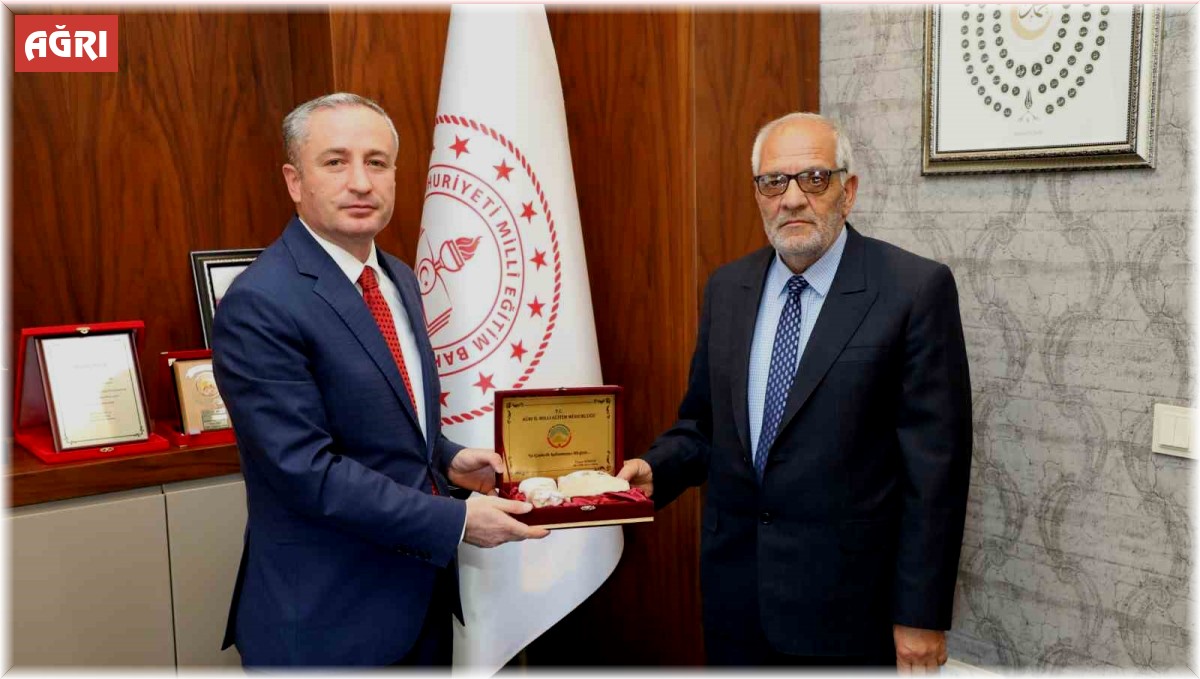 Ağrı’da 42 yıl eğitim veren öğretmen Rıfat Doğan mesleğine veda etti