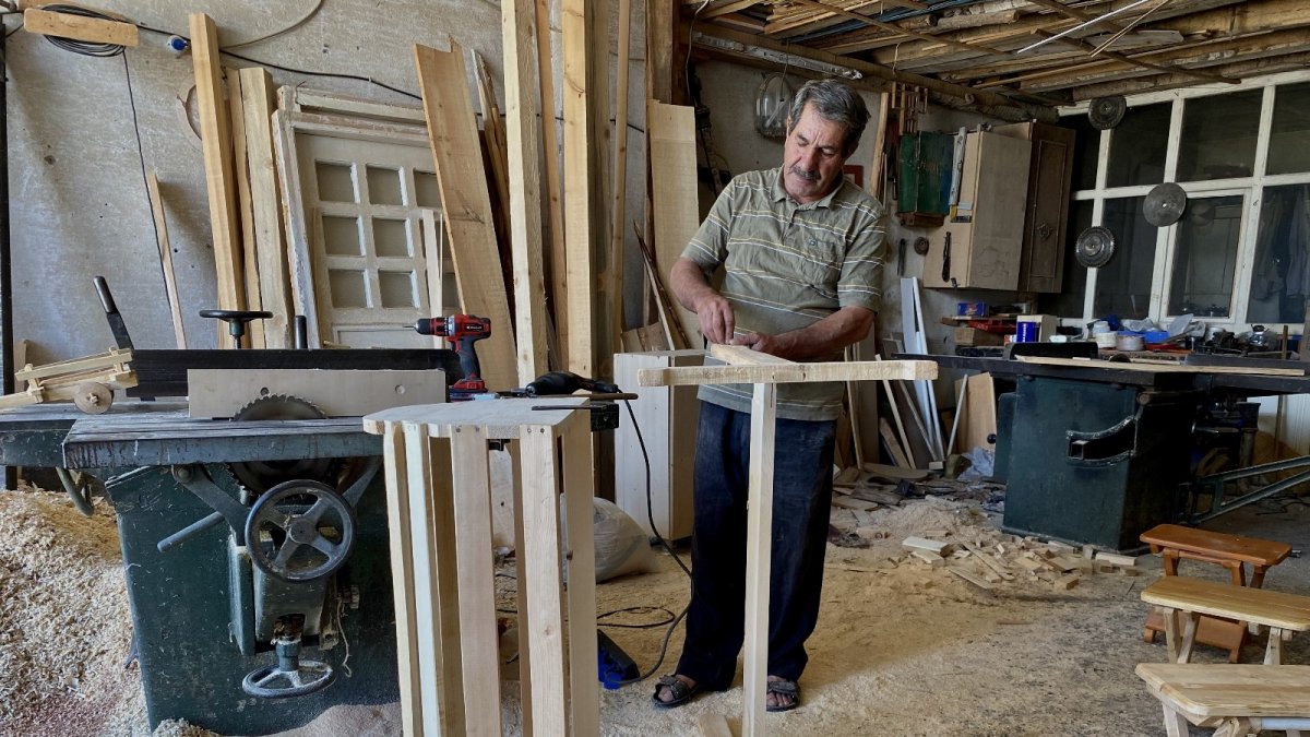 Ağrı’da 62 yaşındaki Hikmet Elkatmış, dededen kalan 100 yıllık marangozluk mesleğini yaşatıyor