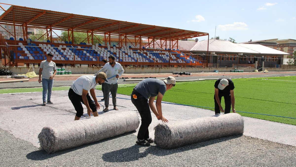 Ağrı’da amatör futbol sahasının zemini yenileniyor