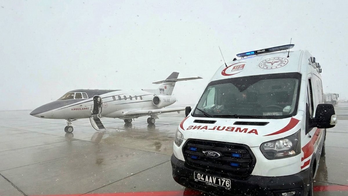 Ağrı’da ameliyat edilen çocuk için uçak ambulans havalandı
