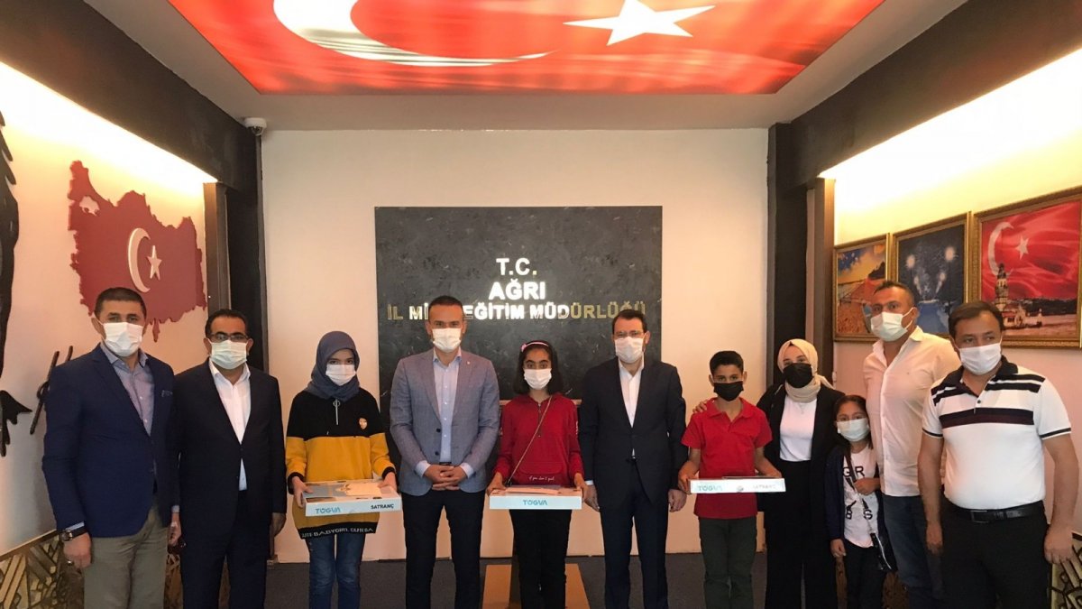 Ağrı’da Biyoloji Alanında Türkiye Birincisi Olan ve Dereceye Giren Öğrenciler Ödüllendirildi