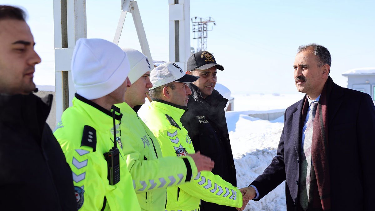 Ağrı’da Buzlanma Alarmı: Vali Bozkurt Sahaya İndi, Sürücülere Kritik Uyarılar Yapıldı