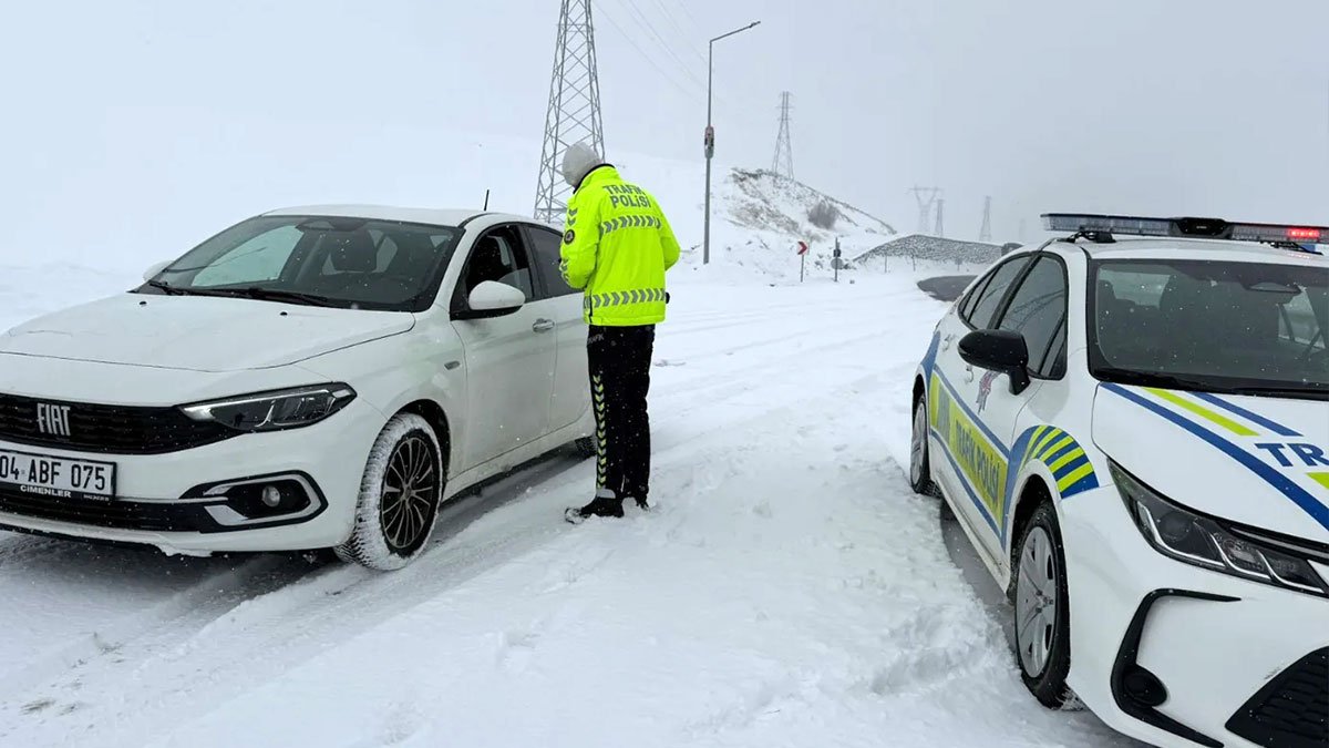 Ağrı’da buzlanma riski arttı, trafikte denetim ve sürücü bilgilendirmeleri yoğunlaştı