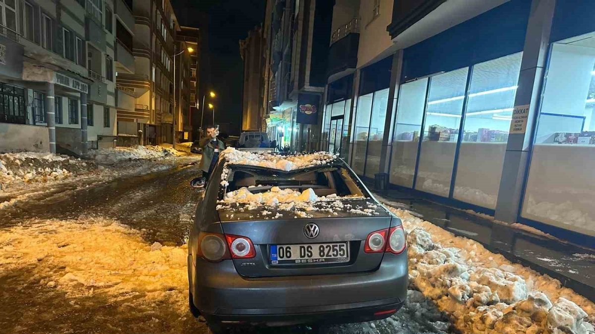 Ağrı’da çatıdan düşen kar ve buz otomobile zarar verdi
