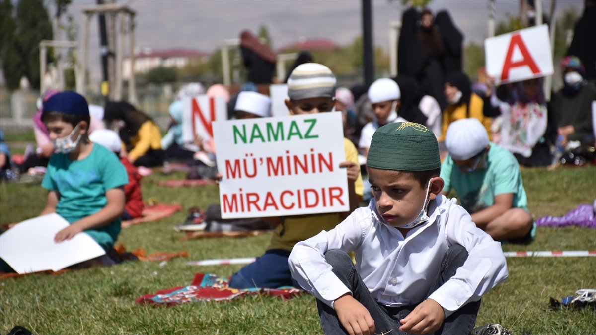 Ağrı’da çocuklar namaz etkinliği için Millet Bahçesi’nde buluştu
