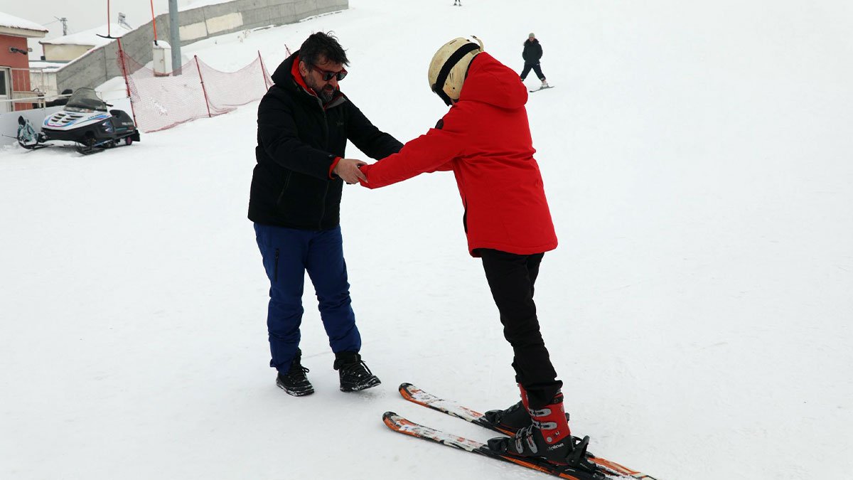 Ağrı’da denetimli serbestlik yükümlülerinin çocuklarına kayak eğitimi desteği