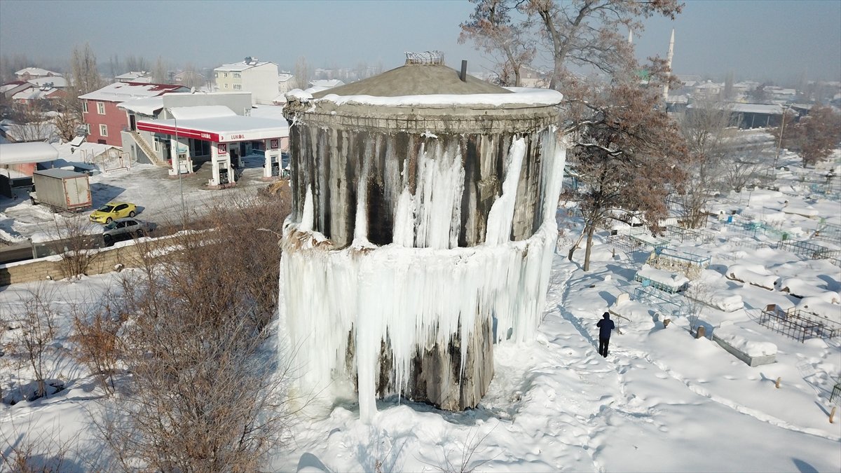 Ağrı’da eksi dereceler etkisini artırdı: Kentte buzlanma ve don manzaraları