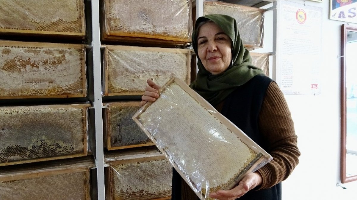 Ağrı’da emekli öğretmen Suzan Sürmeli, arıcılıkla ayda yaklaşık 600 paket bal gönderiyor