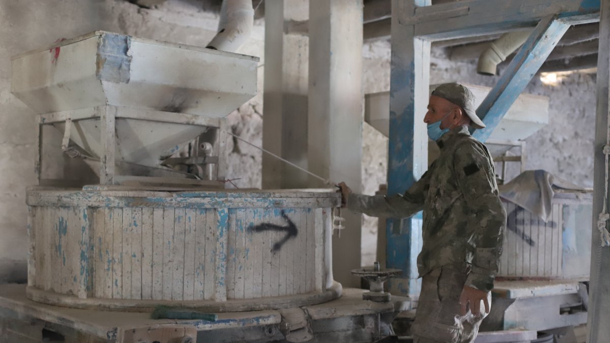 Ağrı’da Ermenilerden kalan asırlık değirmen, 45 yıldır aynı aileye geçim kapısı oluyor