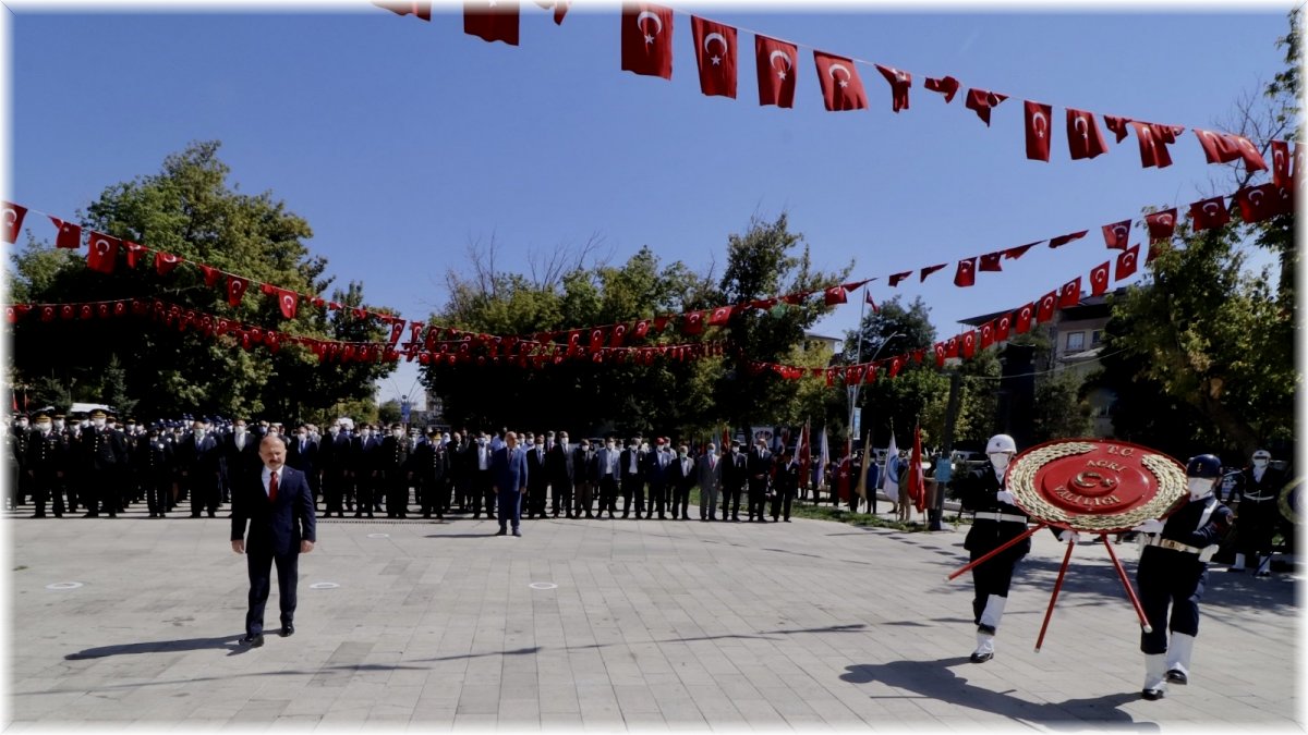 Ağrı’da Gaziler Günü’nde şehitlerin kabirleri ziyaret edildi, ailelerle bir araya gelindi