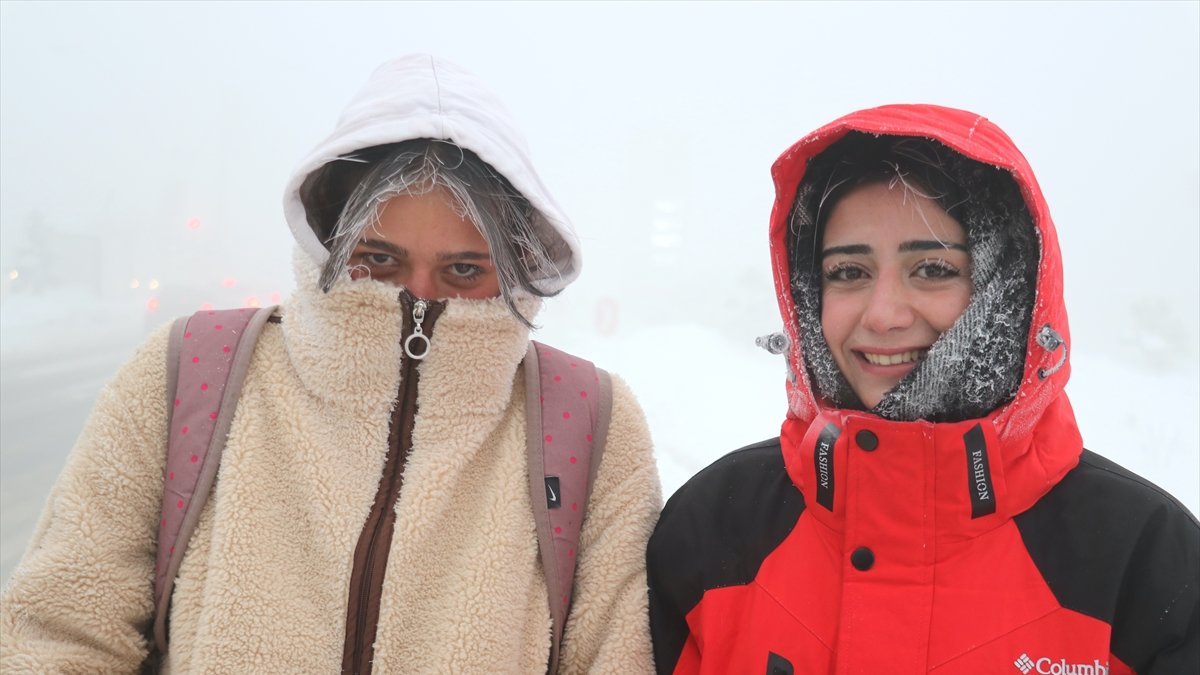 Ağrı’da gece -23 derece: Öğrencilerin saçları ve kirpikleri kırağı tuttu