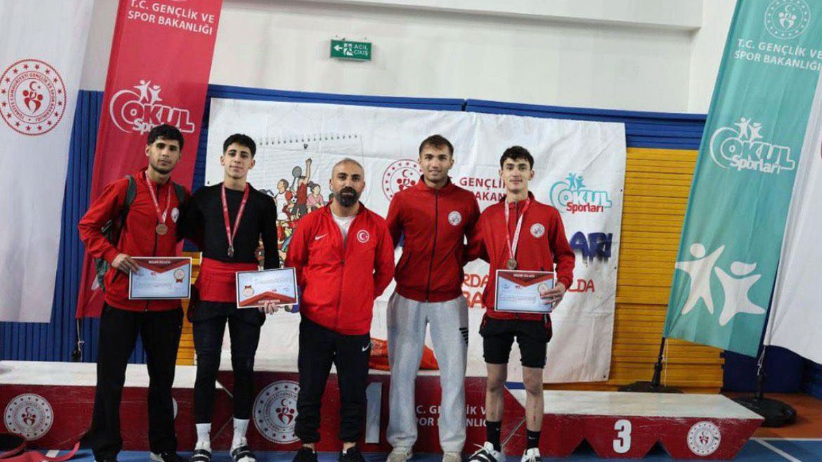 Ağrı’da genç halterciler Türkiye şampiyonluğu için yarıştı, 3 madalya kazandı