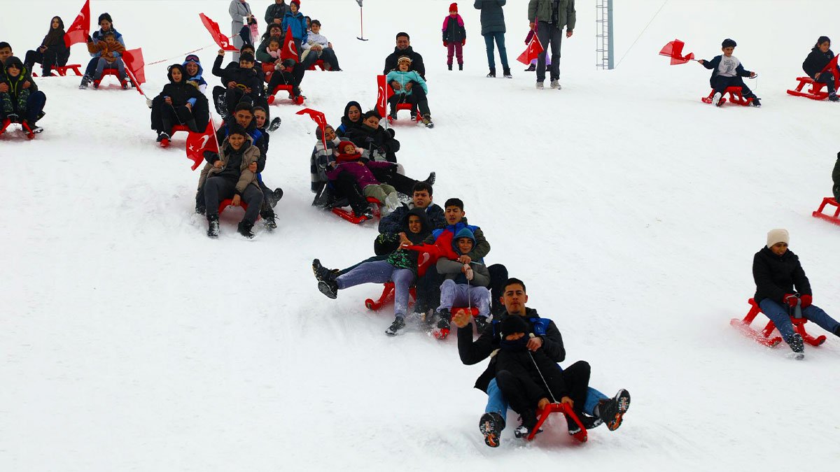 Ağrı’da GSB Gençlik Kış Kulübü final yaptı: Küpkıran Kayak Merkezi gençlerle doldu