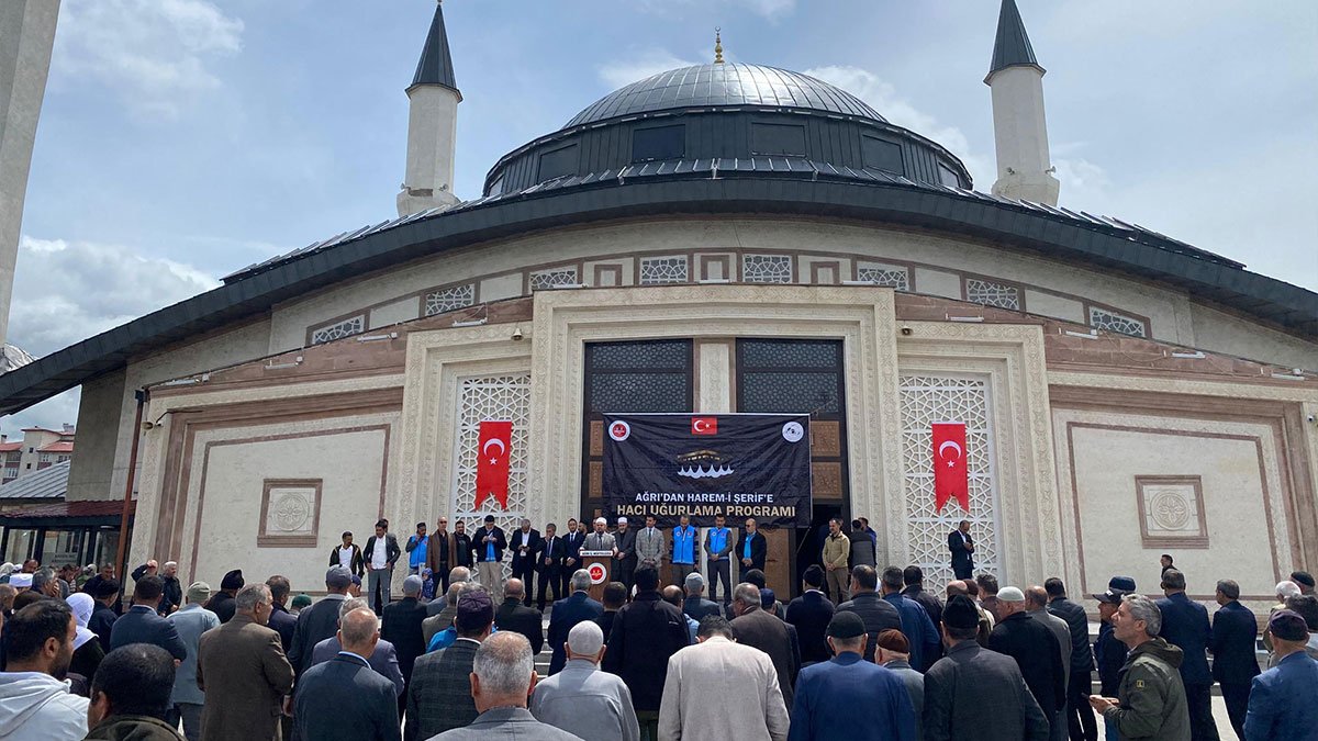 Ağrı’da Hacı Adayları Dualarla Uğurlandı