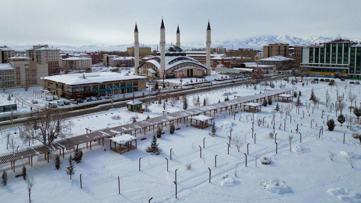 Ağrı’da hava ısındı, Kent merkezinde buz sarkıtları erimeye başladı