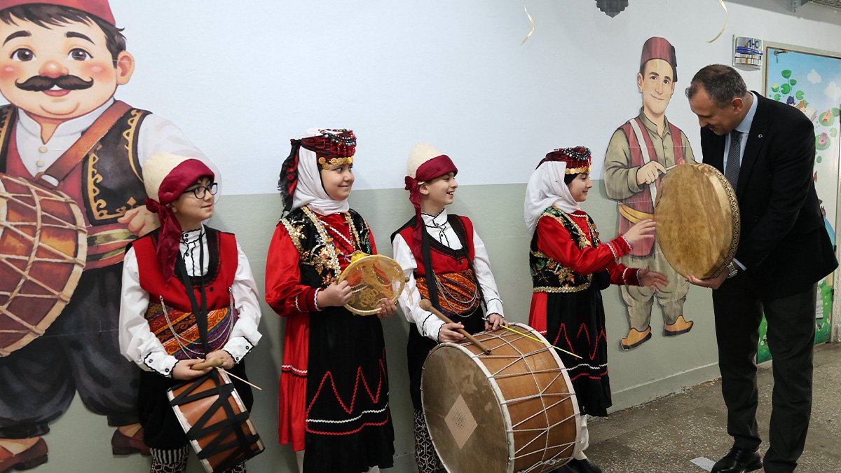 Ağrı’da ilkokulda Ramazan coşkusu: Minikler davul çaldı, Vali Bozkurt eşlik etti