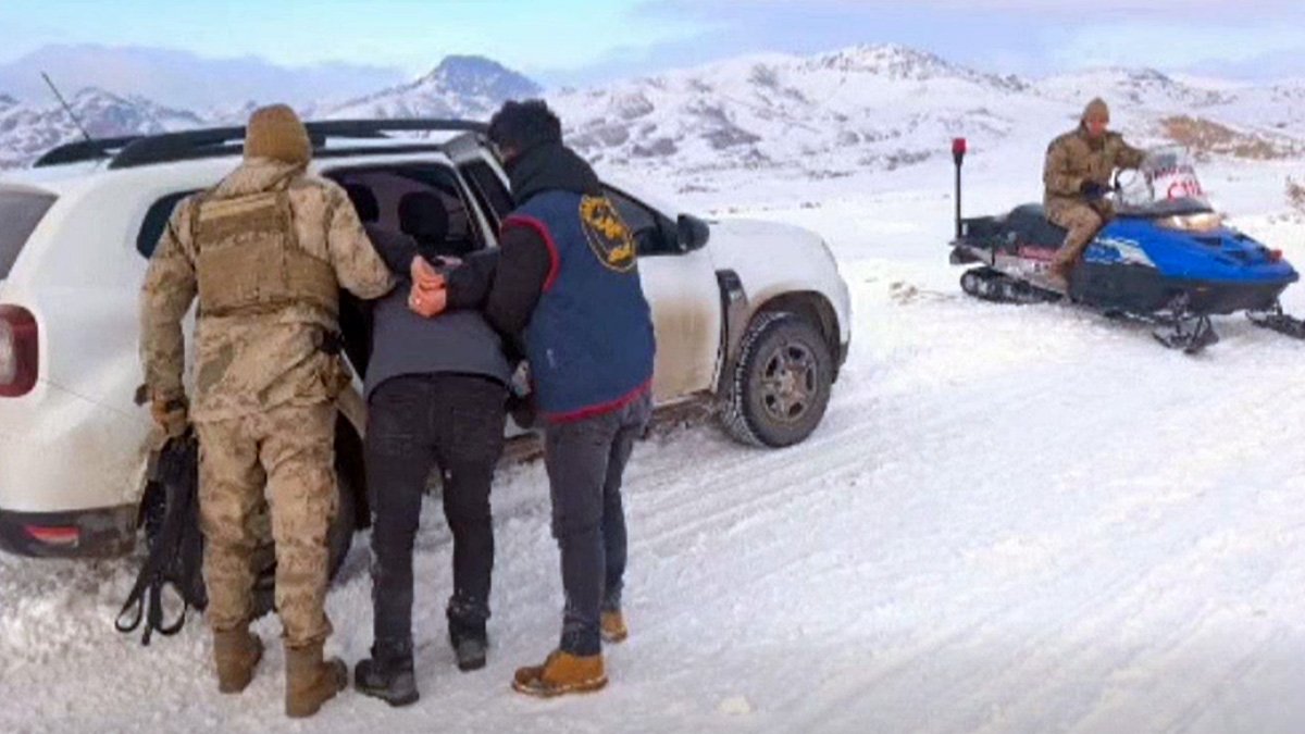 Ağrı’da jandarma operasyonu: 3 bin 875 litre kaçak akaryakıt ele geçirildi, 12 yıl hapis cezası olan hükümlü yakalandı