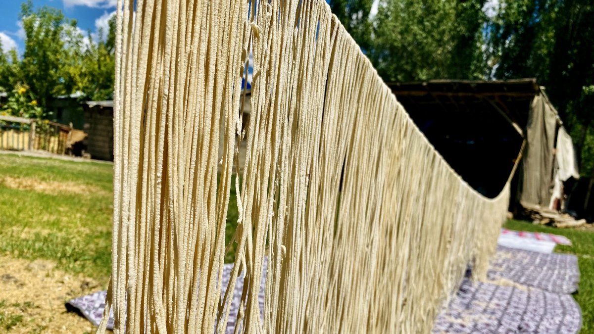 Ağrı’da kadınlar kış için erişte hazırlığında: Tel tel iplere dizip kurutuyorlar