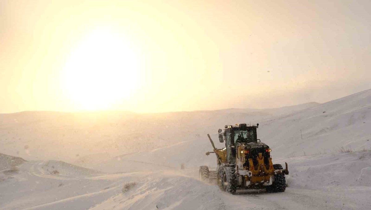 Ağrı’da kar ulaşımı durdurdu: 110 köy yolu kapandı