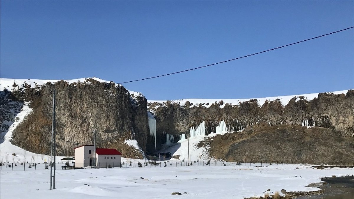 Ağrı’da kartpostallık manzara: Murat Kanyonu beyaz örtüsüyle büyülüyor