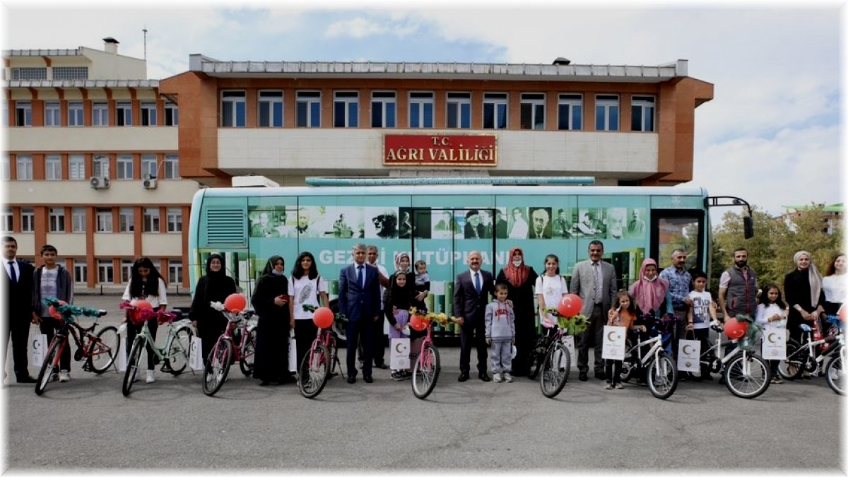 Ağrı’da kitap tutkusu ödüllendirildi: dereceye giren öğrenciler Vali Varol’la buluştu