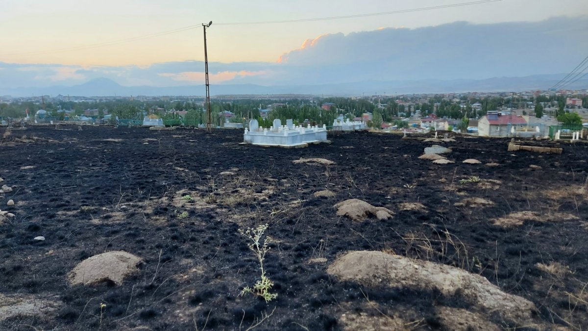 Ağrı’da mezarlıkta çıkan yangın paniğe neden oldu
