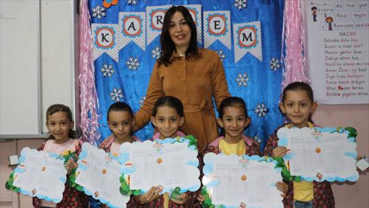 Ağrı’da okula başlayan beşiz kızlar ilk karne heyecanını birlikte yaşadı