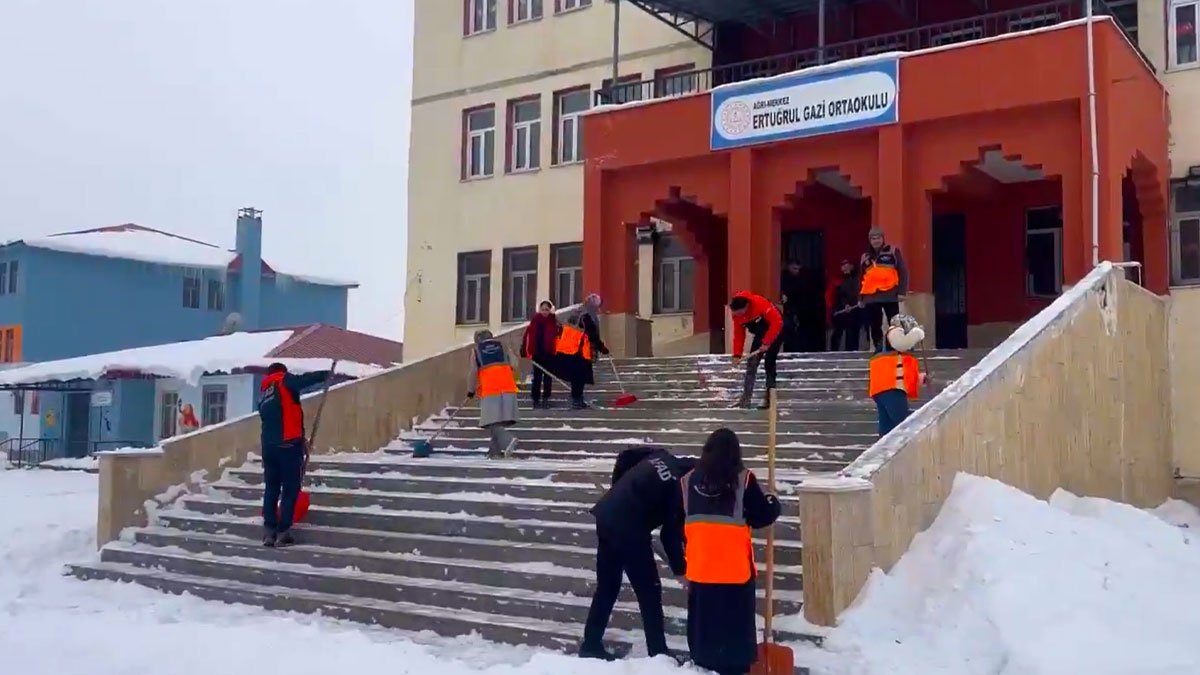 Ağrı’da Okullar Eğitime Hazırlandı: Karla Kapanan Yol ve Bahçeler Temizlendi